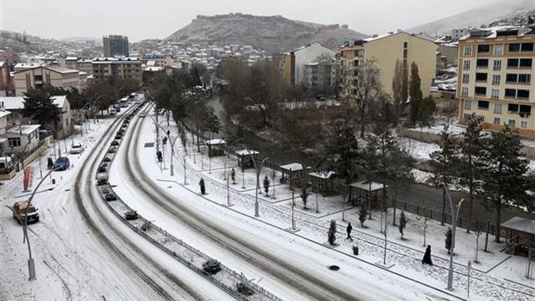 Bayburtta mevsimin ilk karı yağdı