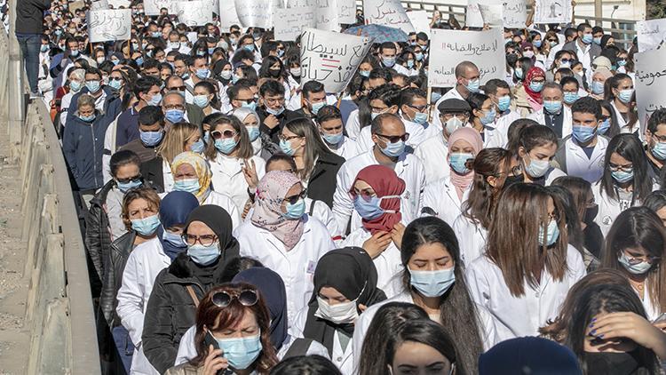 Tunusta sağlık çalışanları protesto gösterisi düzenledi