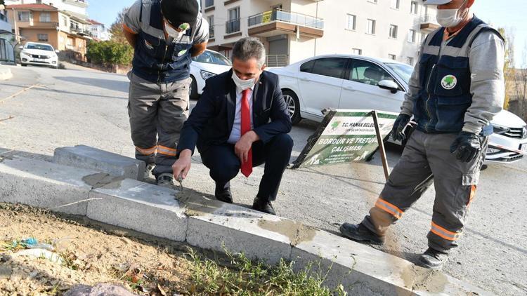 Başkan Köse bordür döşedi