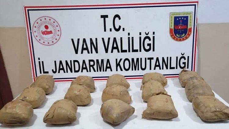 Gürpınar’da 15 kilo toz esrar ele geçirildi