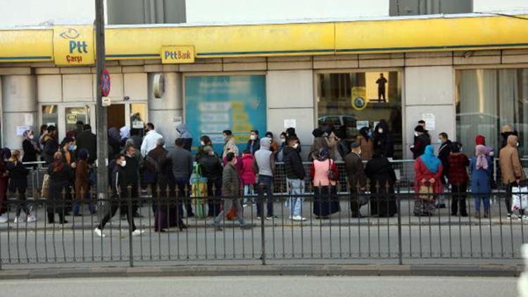 Gaziantep’te çarşılar ile banka ve PTT önlerinde yoğunluk yaşanıyor