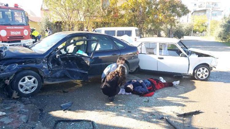 Otomobiller çarpıştı, arkadaşları yaralı sürücünün başından ayrılmadı