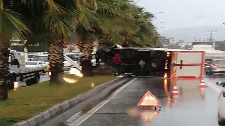 Orta refüje çıktı, aydınlatma direğini devirdi