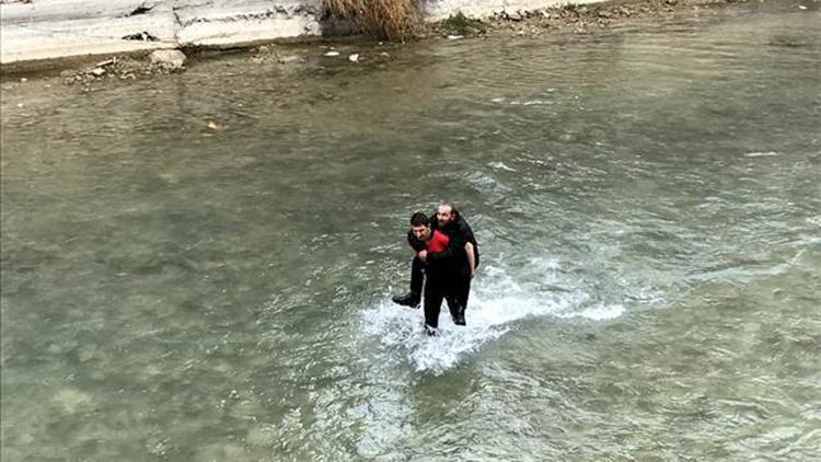 Bayburtta köprüden düşen kişiyi itfaiye ekipleri kurtardı