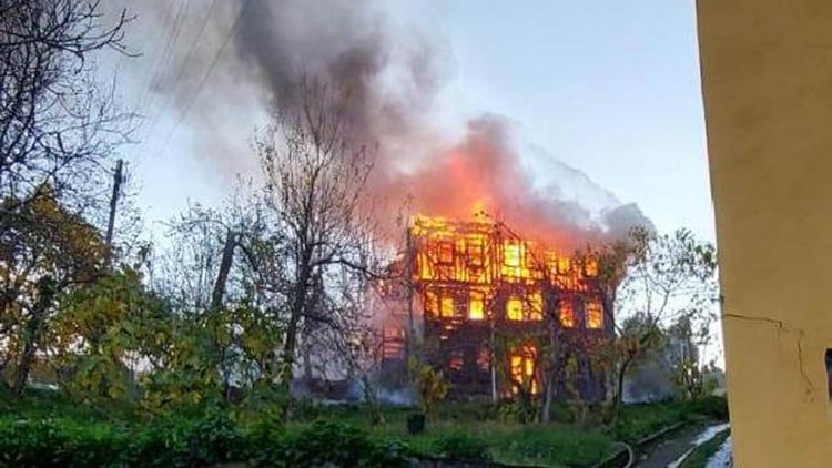 İneboluda 2 katlı ev, alev alev yandı