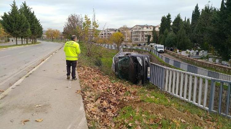 Takla atan otomobilden çıkarıldı, içerdeki evrakı almak için camı kırmaya çalıştı