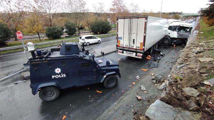 Şişlide balık yüklü TIR istinat duvarına çarptı