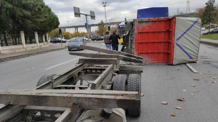 Kağıthanede kamyonetin kasası devrildi; Trafik oluştu