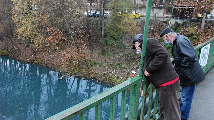 Son dakika haberleri... Önce köpürdü, bugün de rengi maviye döndü Bartın Irmağında endişe veren görüntü