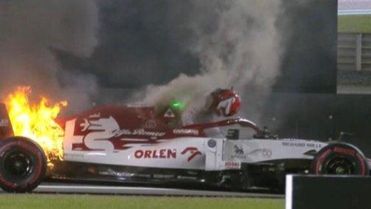Son Dakika | Formula 1de korkutan anlar Kimi Raikkonenin aracı alev aldı