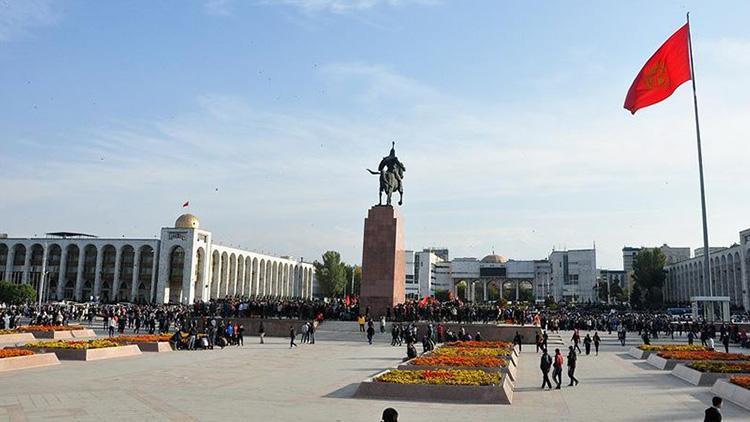 Kırgızistanda ülkenin yönetim şeklini belirlemek için referandum yapılacak