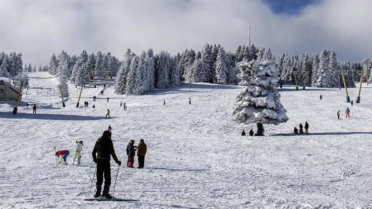 Uludağdaki kar yağışı turizmcileri sevindirdi