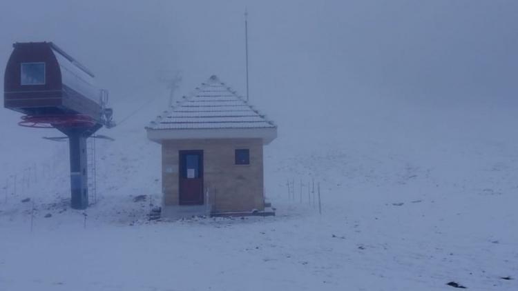 Murat Dağı Termal Kayak Merkezine mevsimin ilk karı düştü