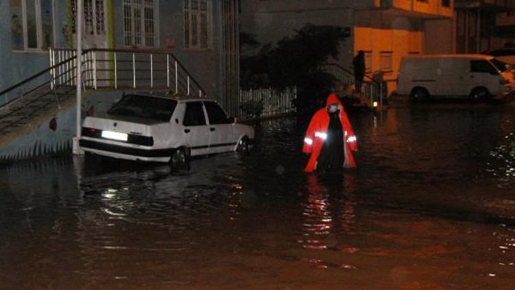 Manavgatta şiddetli yağış nedeniyle evleri su bastı