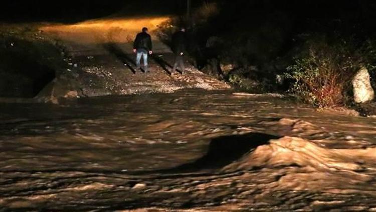 Son dakika haberi: İzmirde sel felaketi Sulara kapılan araçtaki iki kişi aranıyor