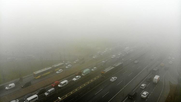 Son dakika... İstanbulda yoğun sis Göz gözü görmedi, trafik yoğunluğu oluştu