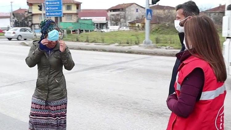 Kamerayı görünce maskeyle ağzı yerine yüzünü kapattı