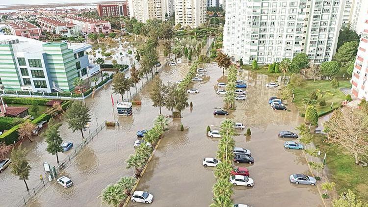 Sel kâbusu Aşırı yağışlar Antalya ve İzmir’i vurdu