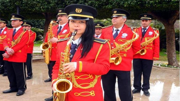 Adana’nın tek kadın bandocusu Dudu’dan gençlere alto saksafon eğitimi