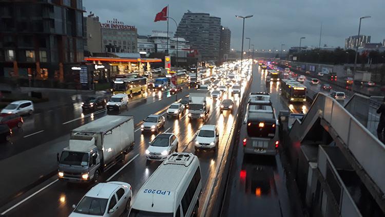 İstanbul trafiğinde sağanak yağmur yoğunluğu