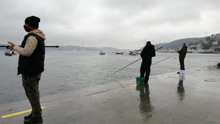 Olta balıkçılarına 3 metre şartı... Arnavutköy sahilde uyuldu, teknede bozuldu