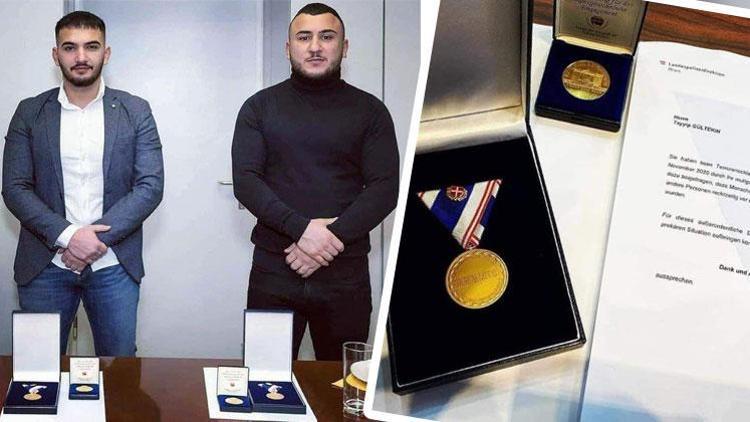Kahraman Türk gençlerine şeref madalyası