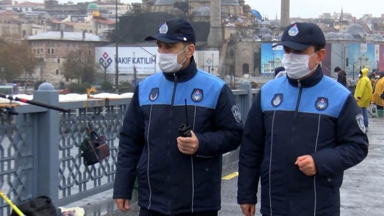 Galata Köprüsündeki balıkçılara corona virüs denetimi