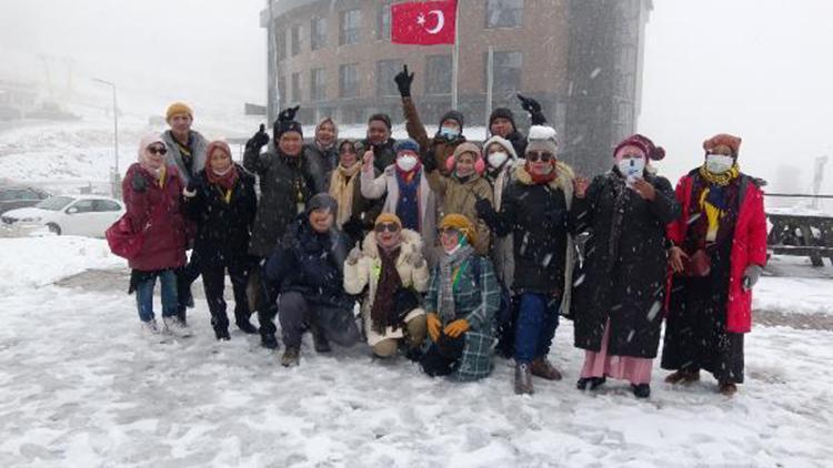Uludağda kar yağışı turistleri sevindirdi