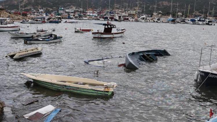 Foçada fırtına nedeniyle tekneler battı