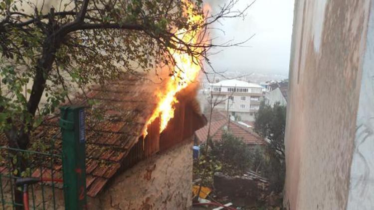 Bursada tek katlı ev alev alev yandı