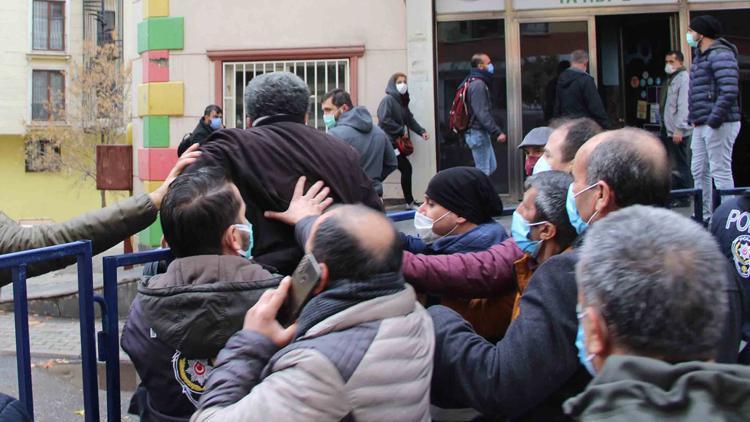 Diyarbakırda HDP il binası önünde gerginlik