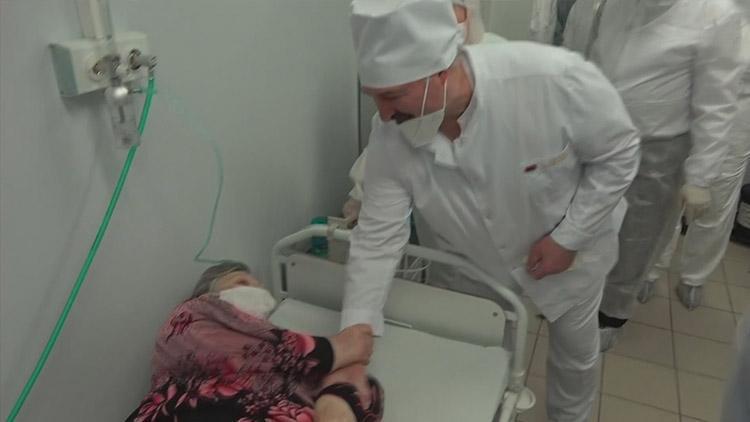 Belarus lideri Lukaşenko, koronavirüs hastasını ziyaretinde maskesini indirdi
