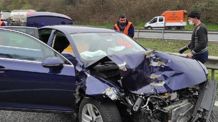 Kamyonete çarpan otomobilin sürücüsü yaralandı