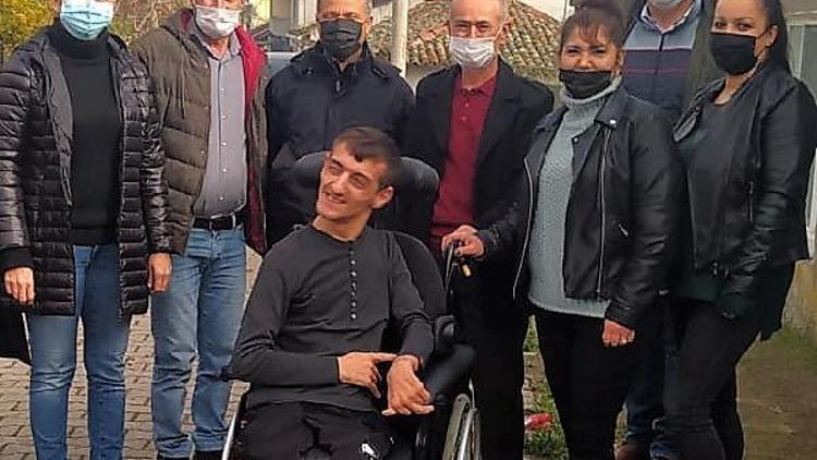İYİ Parti ilçe teşkilatından iki gence tekerlekli sandalye