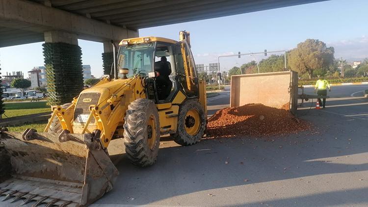 Bağlantı demiri kopan römork devrildi