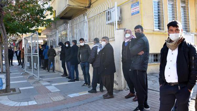 Siverekte PTT önündeki kuyrukta sosyal mesafe unutuldu