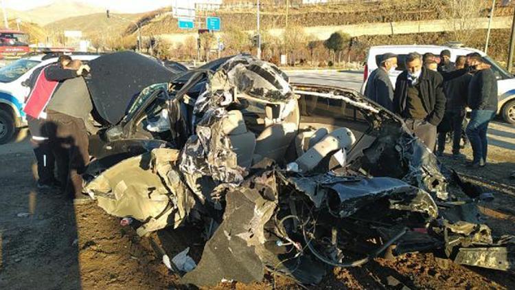 Freni boşalan TIR, iki araca çarptı: 2si ağır 4 yaralı