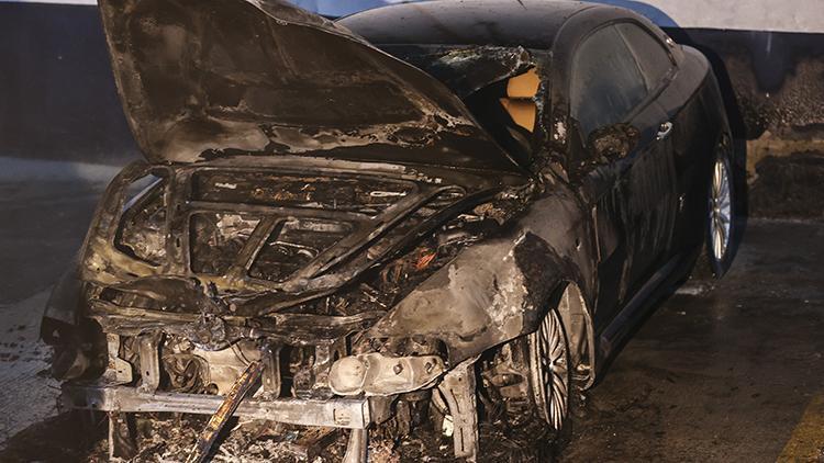 Sitenin kapalı otoparkındaki lüks araçta yangın çıktı