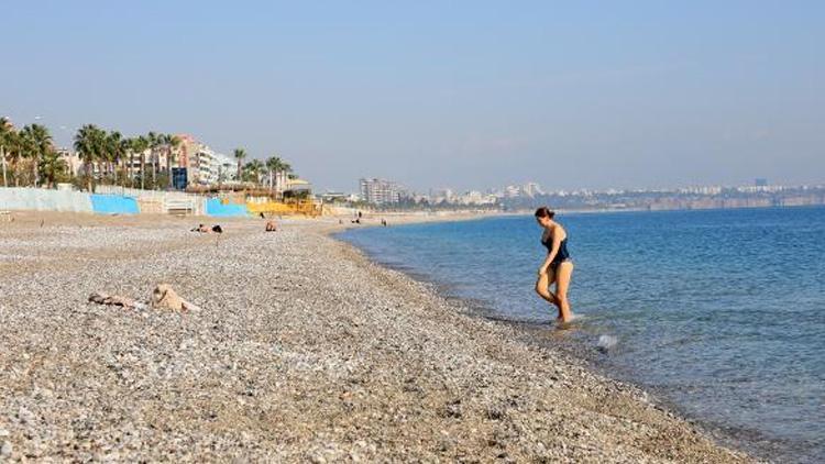 Kısıtlamadan muaf turistler denizin keyfini sürdü