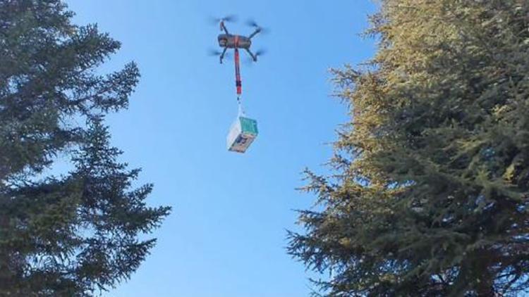 Elazığda, belediyeden kısıtlamada dronla maske dağıtımı