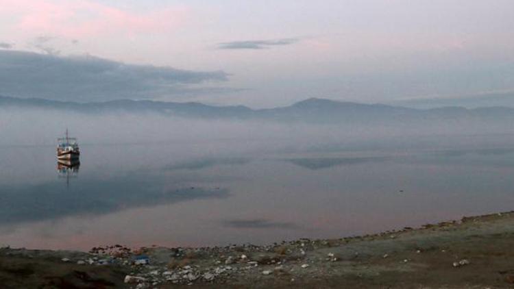 Sis altındaki Burdur Gölü, hayran bıraktı