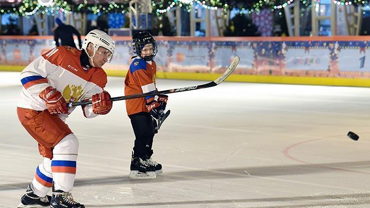 Putin 9 yaşındaki çocukla buz hokeyi oynadı