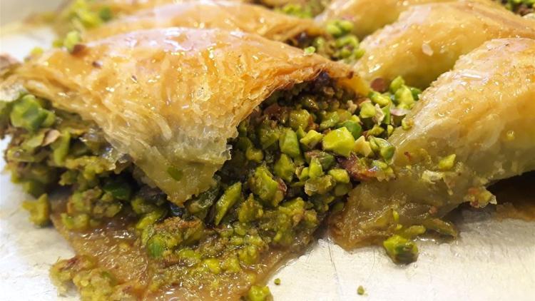 Baklava aşkı beste yaptırdı, sosyal medyada çok beğenildi