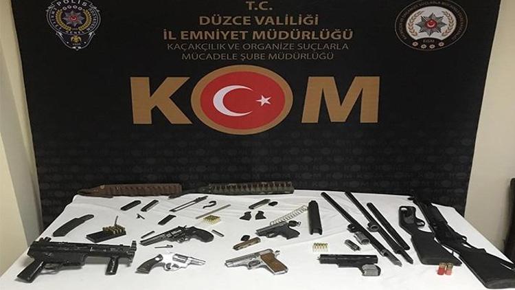 Polis baskınında 7 tabanca, 2 av tüfeği ele geçirildi