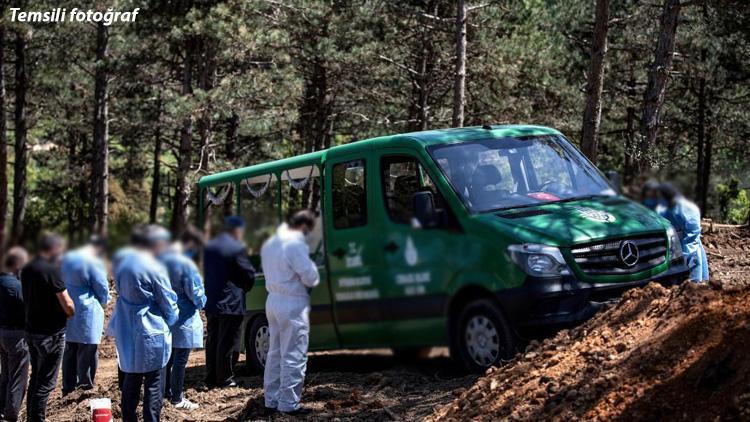 Son dakika haberler: Adanada bu kadar da olmaz dedirten olay Koronavirüsten ölen yakınını öptü...