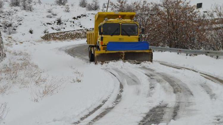 Elazığda kar yağışı nedeniyle 90 köy yolu ulaşıma kapandı