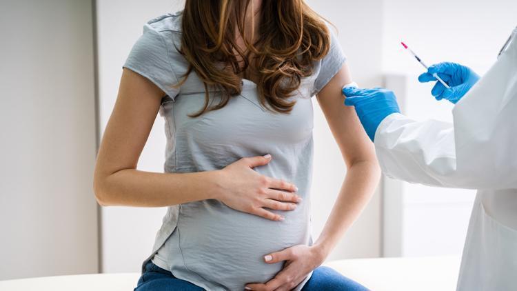 Uzmanlardan o soruya yanıt geldi: Covid-19 aşısı hamileler için riskli mi?