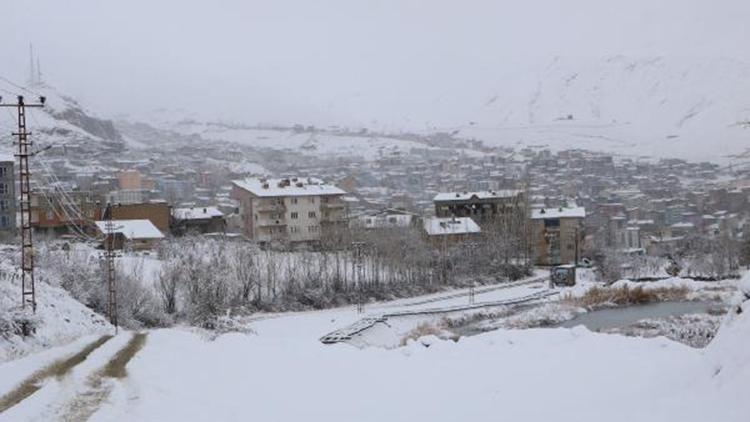 Hakkari’de 22 köy ve 52 mezranın yolu kardan kapandı