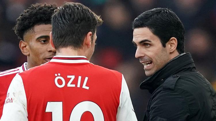 Arsenal’de Mesut Özil sonrası Mikel Arteta tartışmaları sürüyor