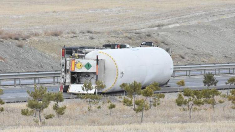 Sivasta oksijen yüklü tanker devrildi, yol kapatıldı